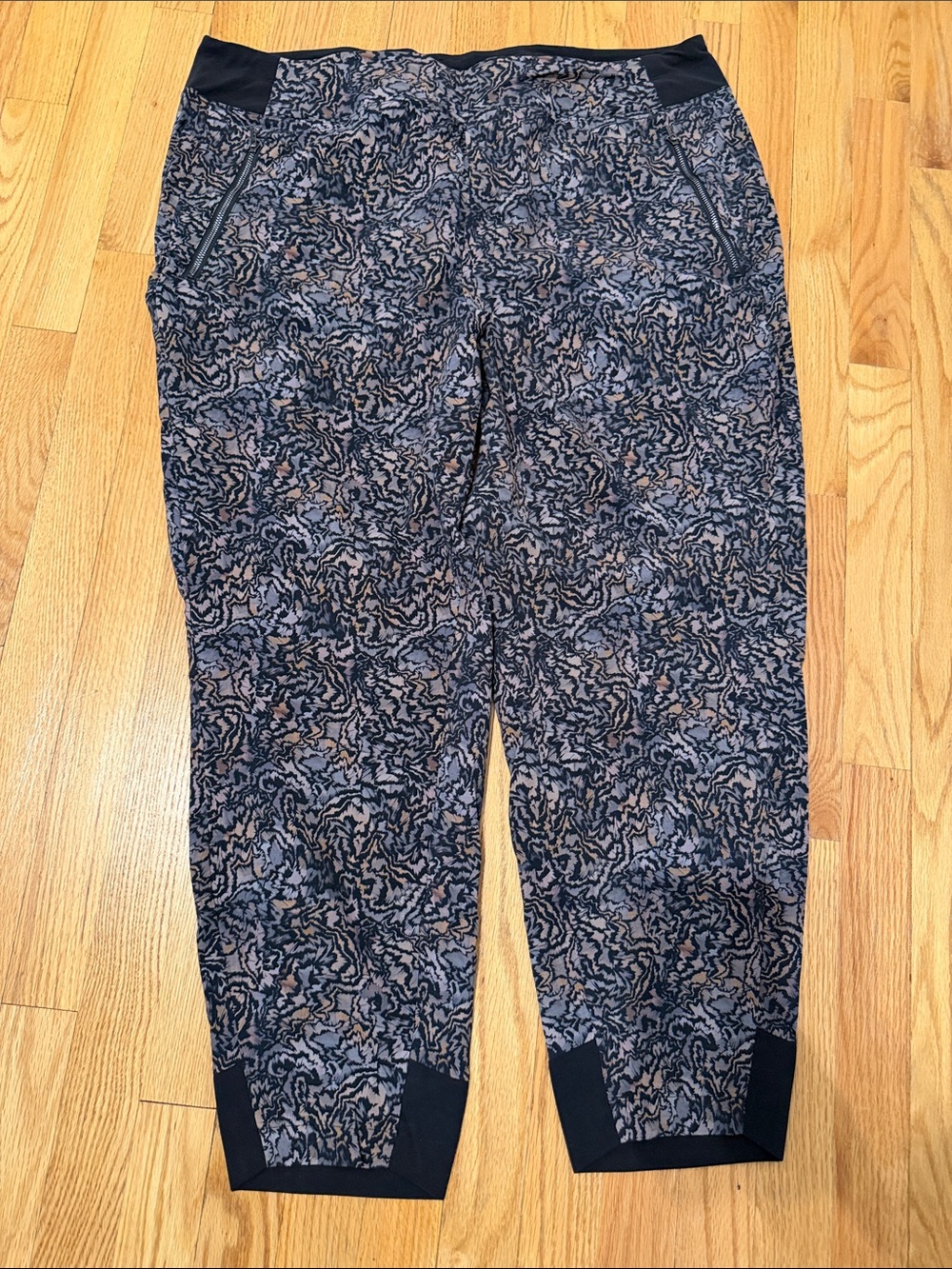 Athleta Black & Gray Patterned Jogger Pants
